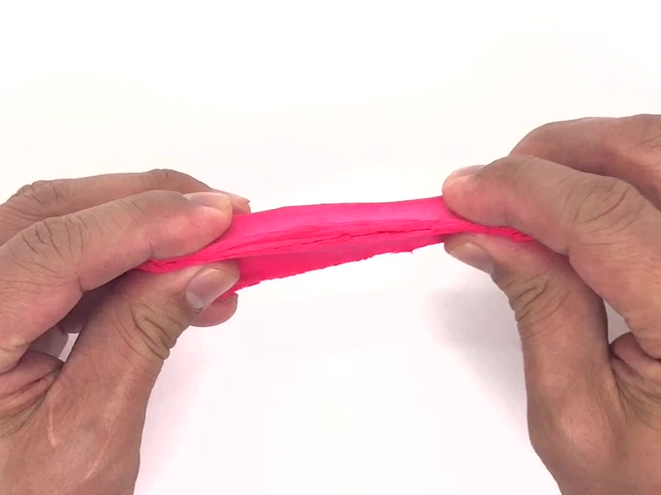 軽量樹脂粘土を両手でのばしてこねる手元